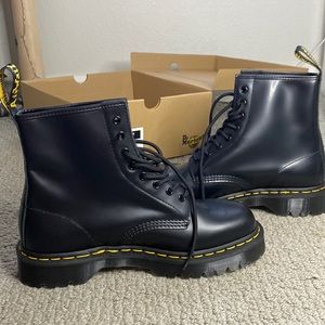 🔥BRAND NEW DOC MARTENS🌼NEVER WORN BEFORE COMES WITH BOX! SIZE 10 M and W 11.5✨